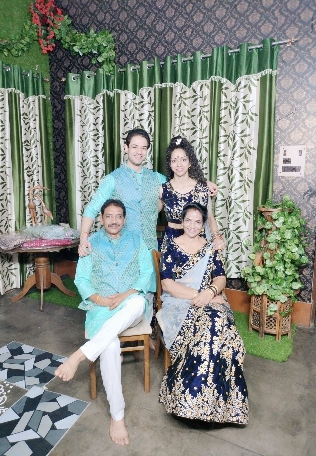 thepalakandpallav-Palak-Viprakulkirti-Pallav-Viprakulkirti-family-father-mother-mom-dad