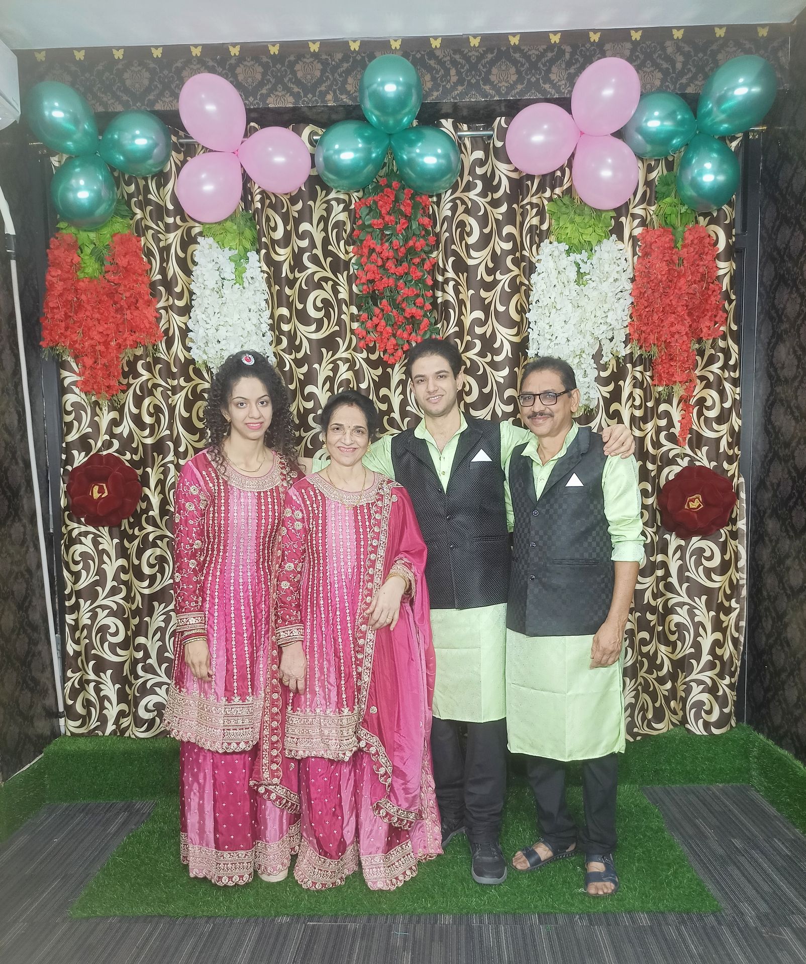 thepalakandpallav-Palak-Viprakulkirti-Pallav-Viprakulkirti-family-father-mother-mom-dad