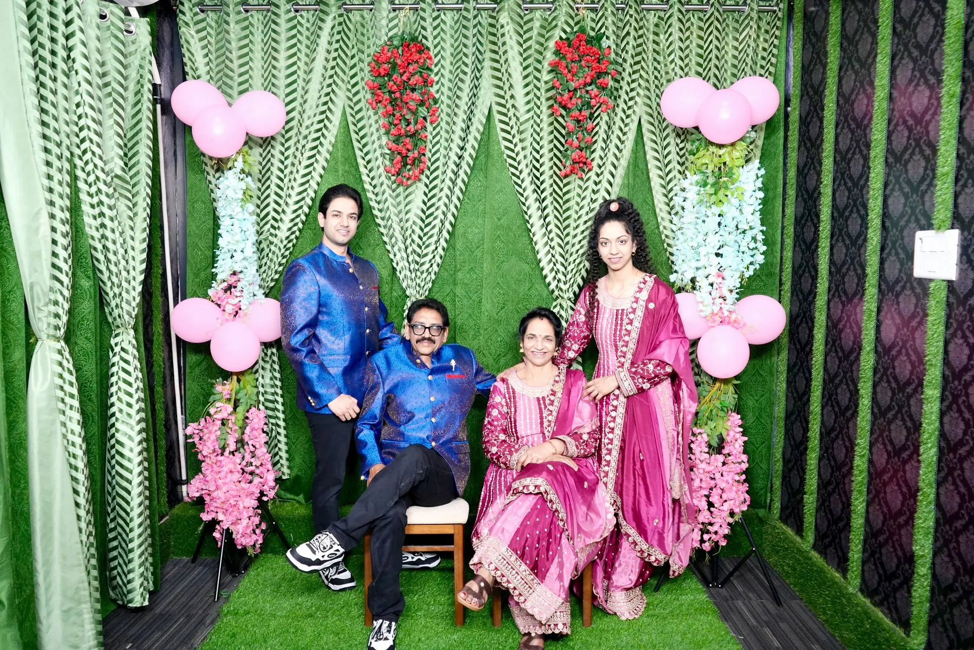 thepalakandpallav-Palak-Viprakulkirti-Pallav-Viprakulkirti-family-father-mother-mom-dad