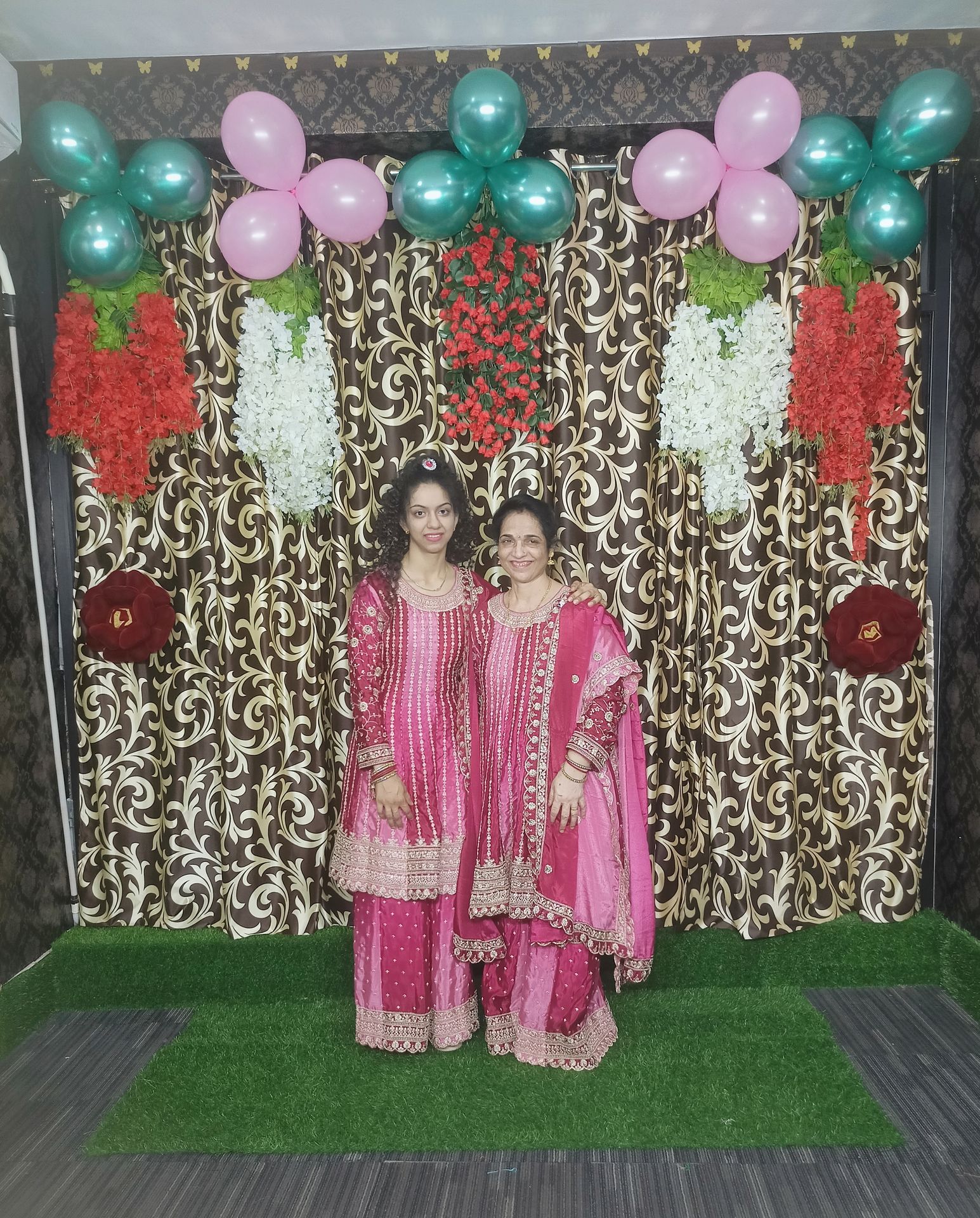 thepalakandpallav-Palak-Viprakulkirti-Pallav-Viprakulkirti-family-father-mother-mom-dad