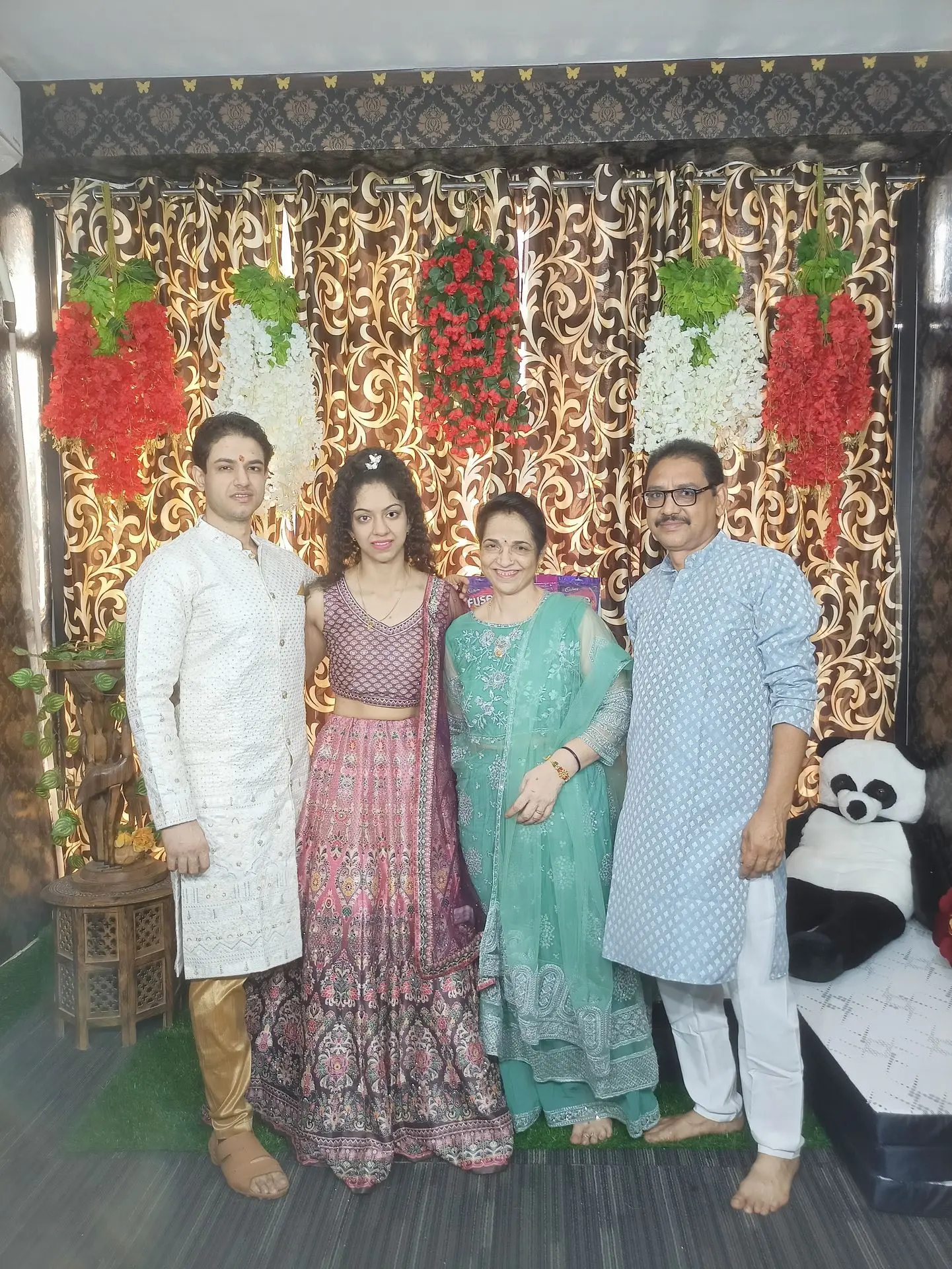 thepalakandpallav-Palak-Viprakulkirti-Pallav-Viprakulkirti-family-father-mother-mom-dad
