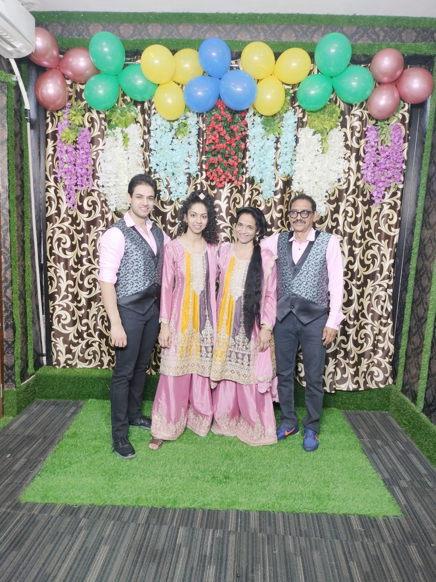 thepalakandpallav-Palak-Viprakulkirti-Pallav-Viprakulkirti-family-father-mother-mom-dad