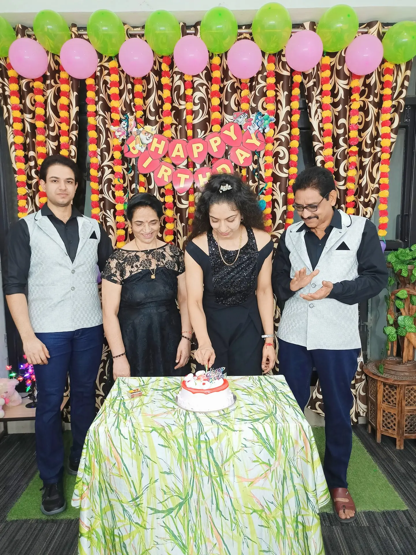 thepalakandpallav-Palak-Viprakulkirti-Pallav-Viprakulkirti-family-father-mother-mom-dad