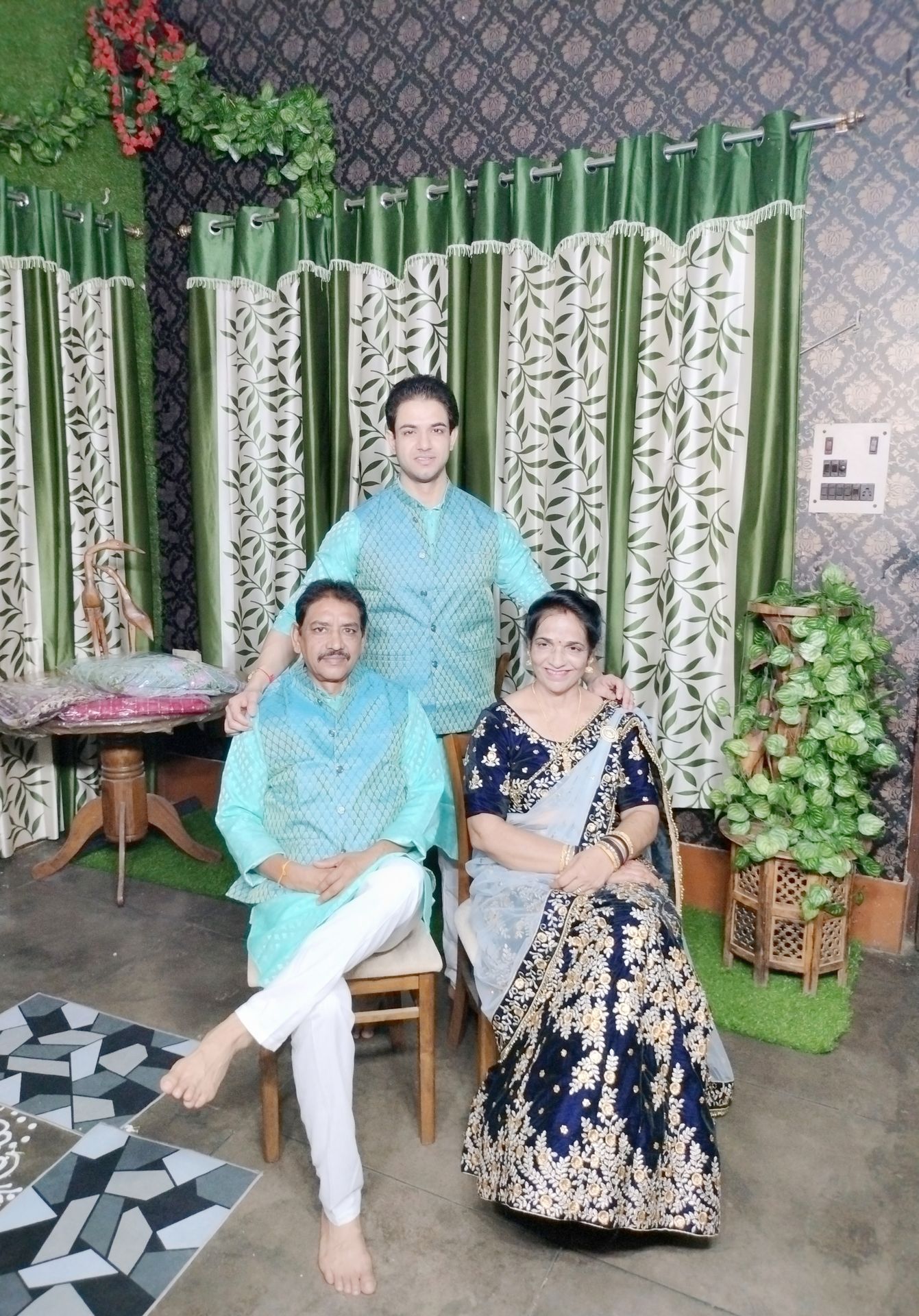 thepalakandpallav-Palak-Viprakulkirti-Pallav-Viprakulkirti-family-father-mother-mom-dad