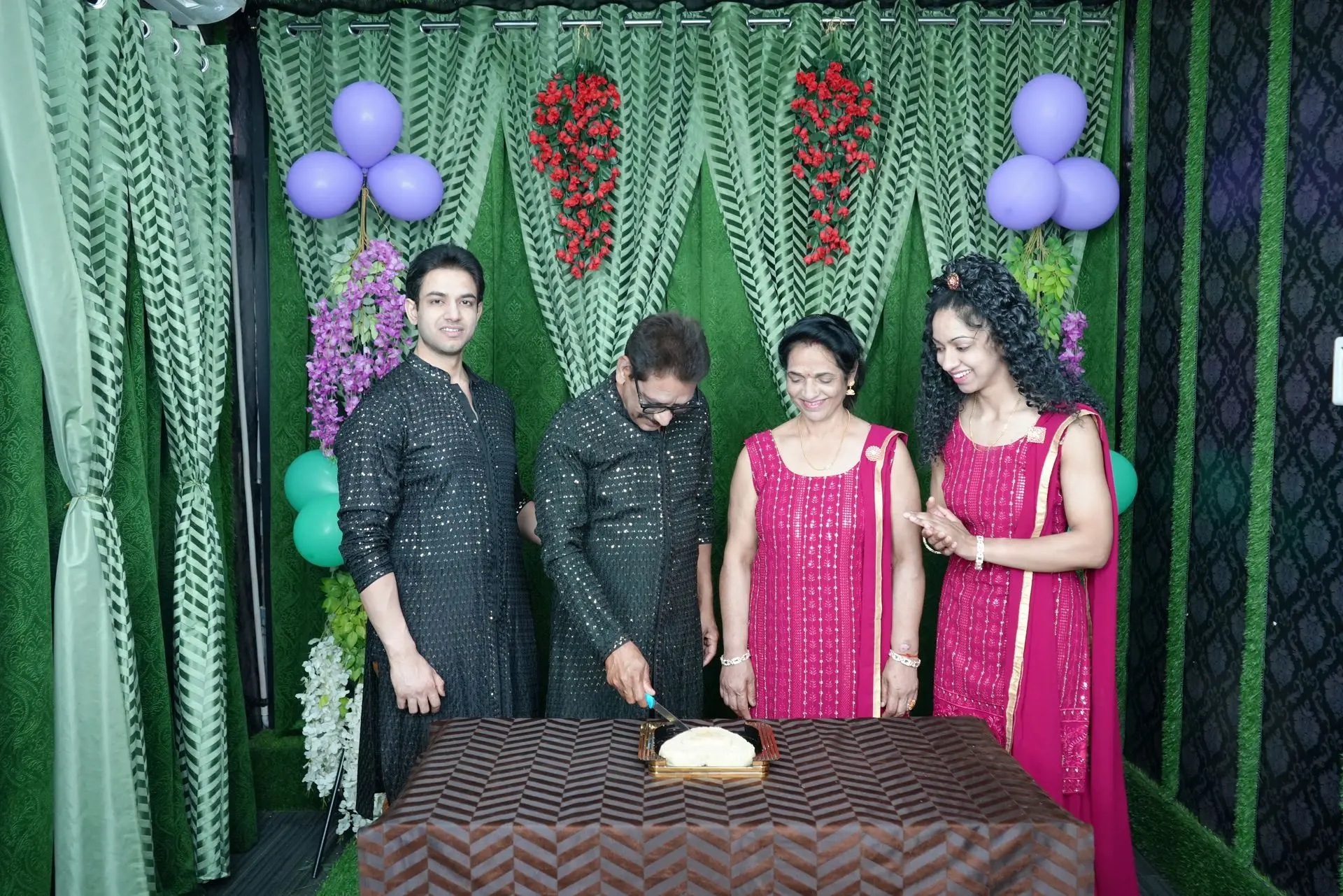 thepalakandpallav-Palak-Viprakulkirti-Pallav-Viprakulkirti-family-father-mother-mom-dad