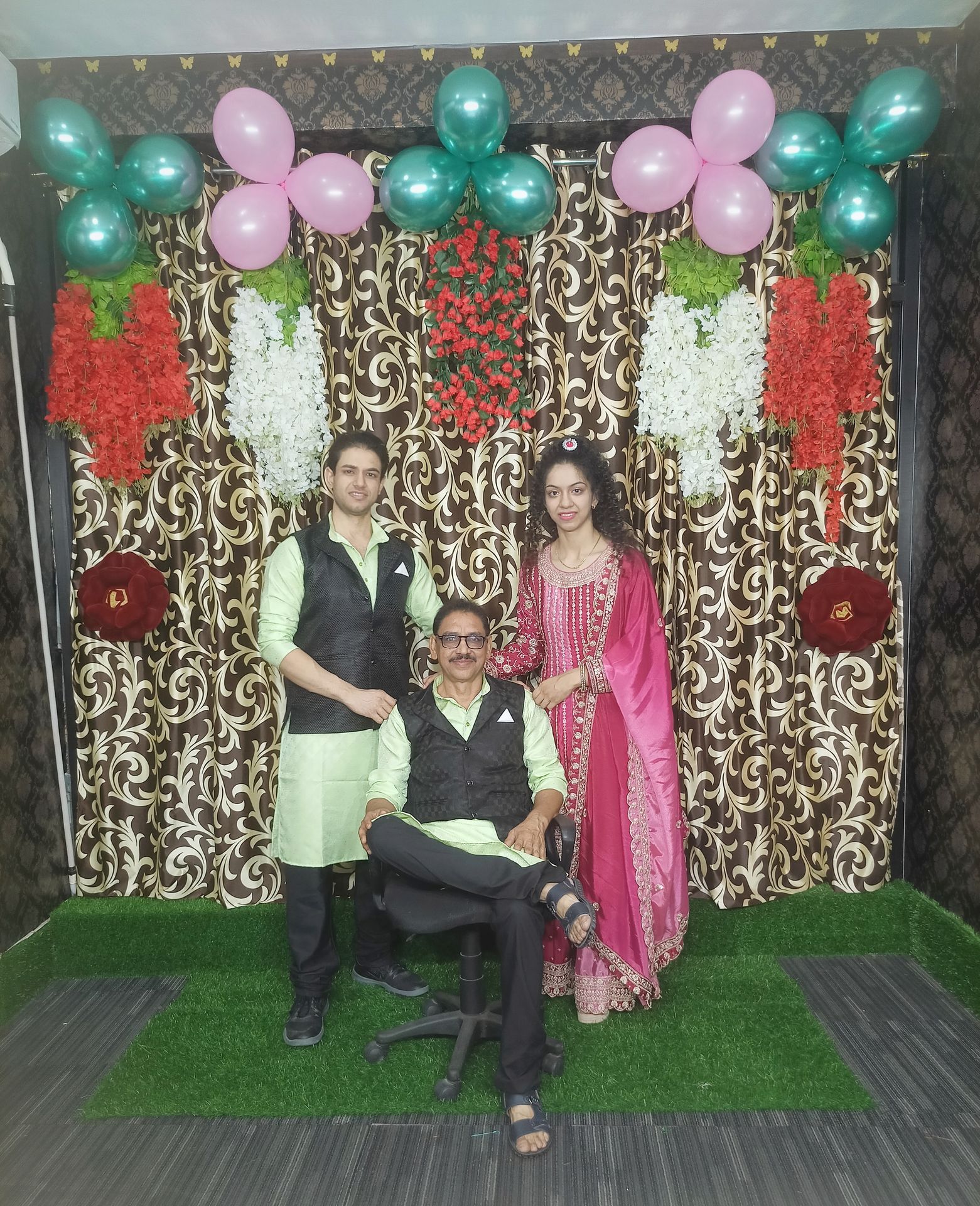 thepalakandpallav-Palak-Viprakulkirti-Pallav-Viprakulkirti-family-father-mother-mom-dad