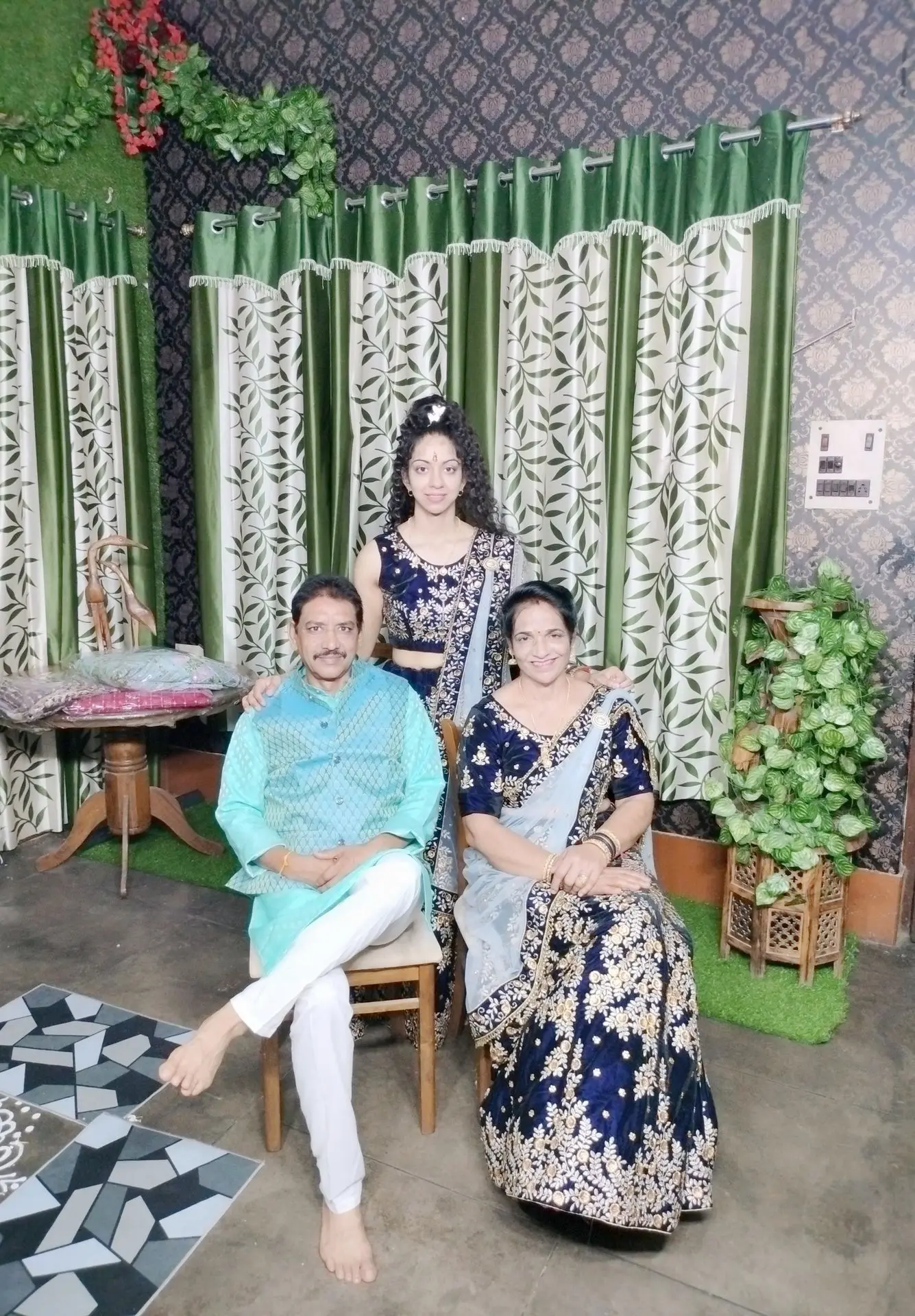 thepalakandpallav-Palak-Viprakulkirti-Pallav-Viprakulkirti-family-father-mother-mom-dad