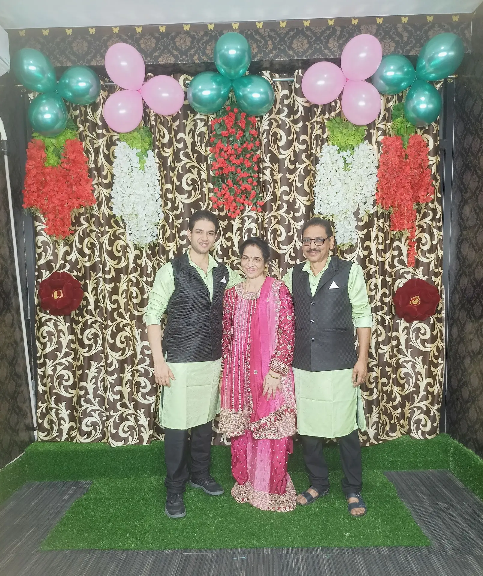 thepalakandpallav-Palak-Viprakulkirti-Pallav-Viprakulkirti-family-father-mother-mom-dad