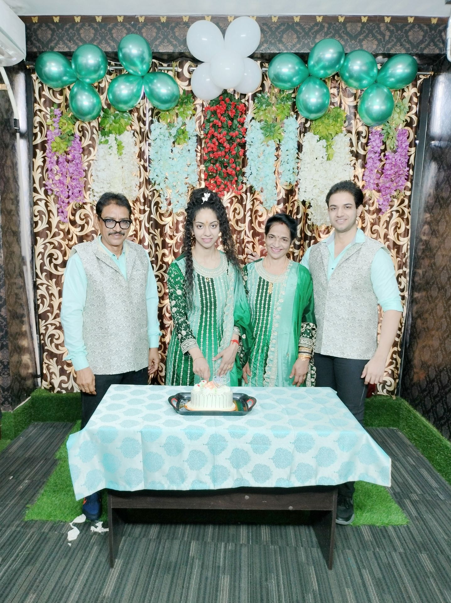 thepalakandpallav-Palak-Viprakulkirti-Pallav-Viprakulkirti-family-father-mother-mom-dad