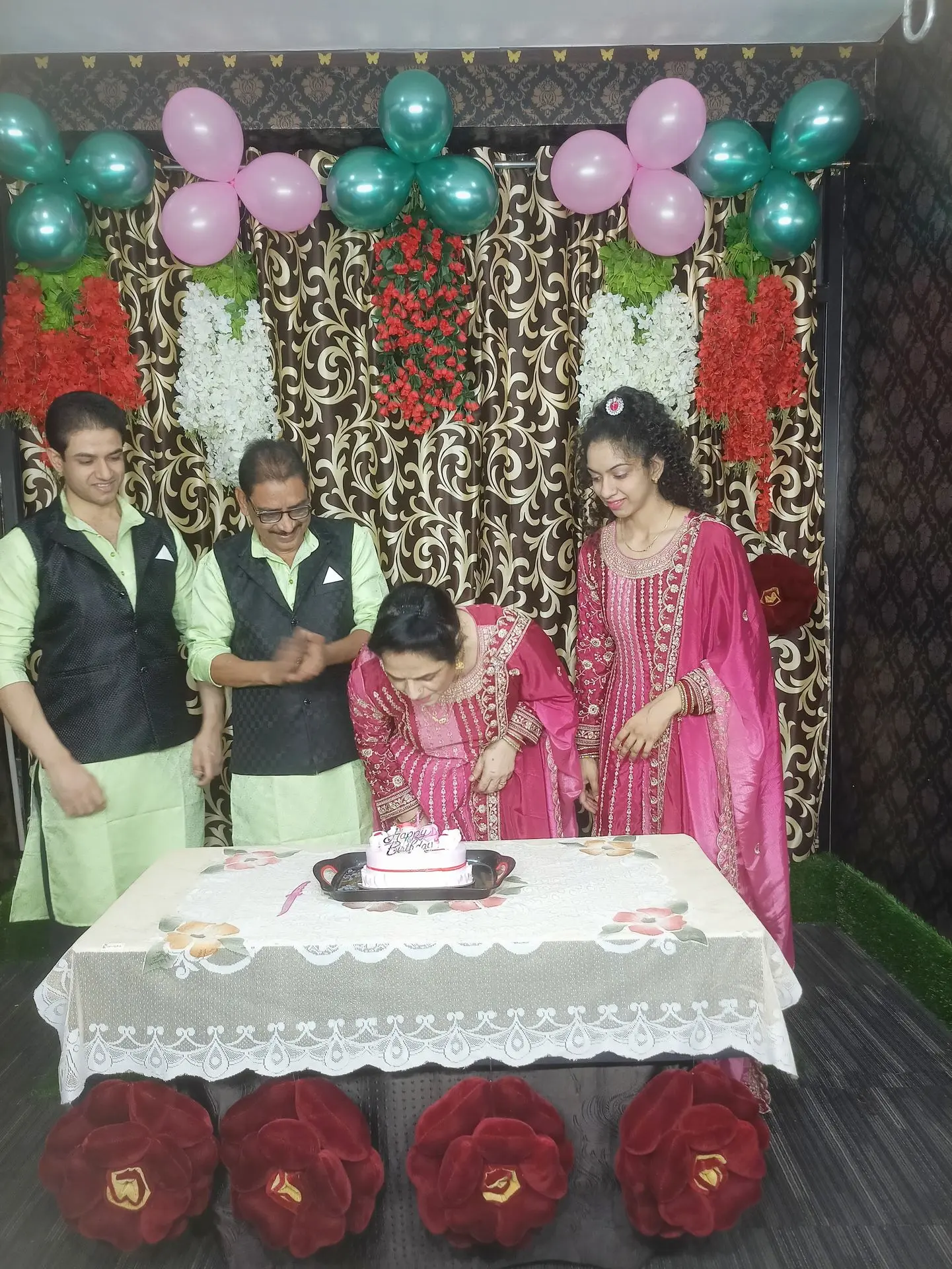 thepalakandpallav-Palak-Viprakulkirti-Pallav-Viprakulkirti-family-father-mother-mom-dad